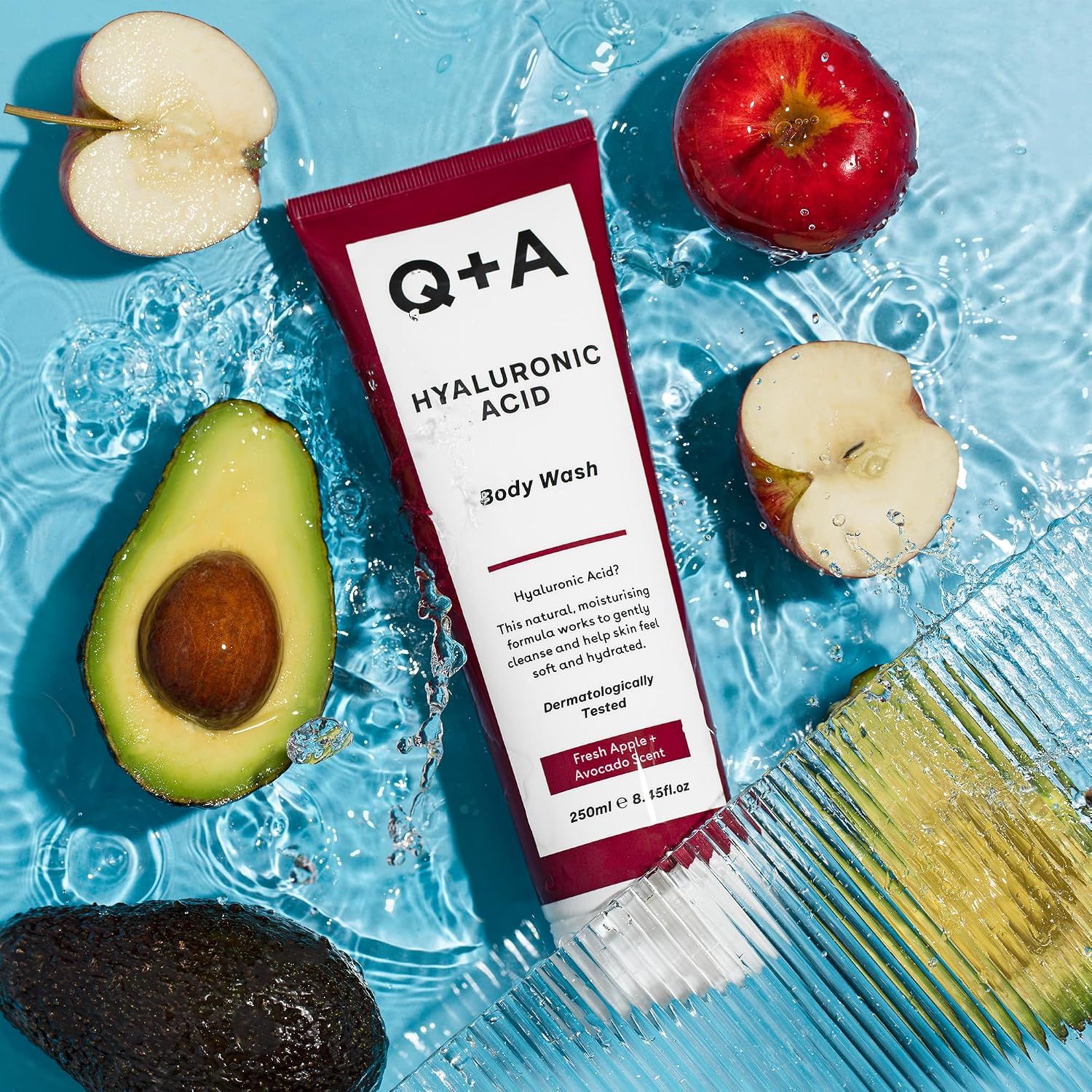 Q+A Hyaluronic Acid Body Wash in einer Tube, umgeben von Äpfeln und Avocados. 250 ml.