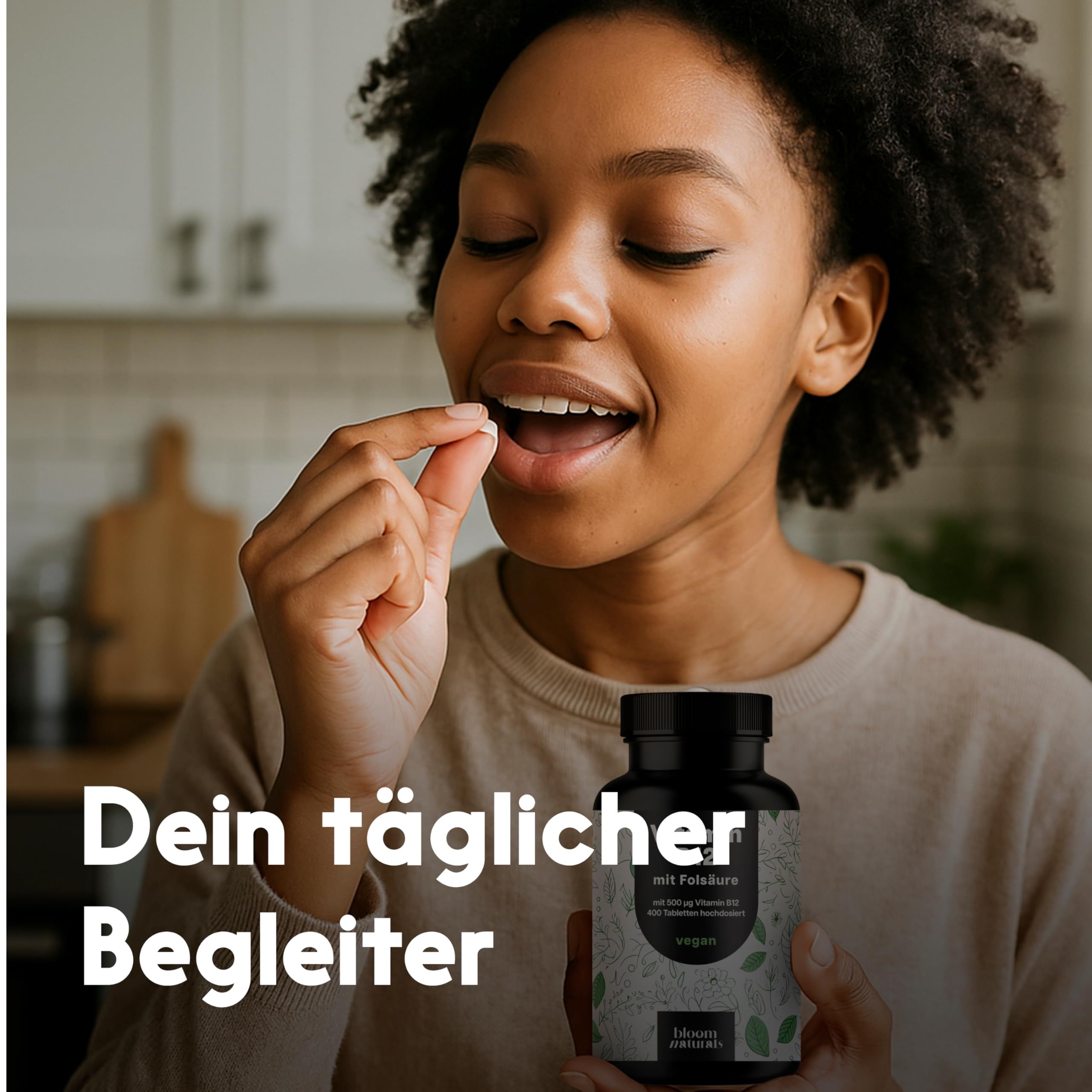 Frau hält eine Flasche und nimmt eine Tablette ein. Aufschrift: Dein täglicher Begleiter. Flasche mit weißem Etikett. Marke: bloom naturals.