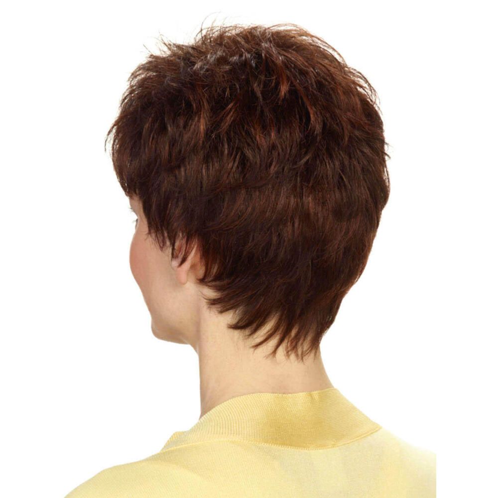 Kurzhaarperücke in Braun, Rückansicht einer Frau. Gelbes Oberteil. Helles Hautbild.
