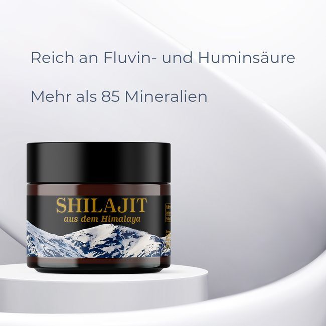 Braune Dose mit schwarzem Deckel. Aufschrift SHILAJIT, darunter Gebirgsmotiv. Steht auf einem Podest. Text: Reich an Fluvin- und Huminsäure, Mehr als 85 Mineralien.