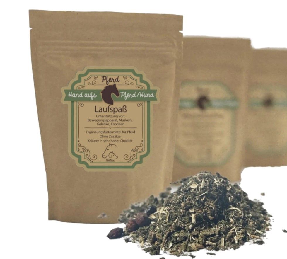 Produktverpackung mit Kräutern. Braune Beutel mit Etikett. Text: Hand aufs Pferd/Hund, Laufspaß. Kräuter in Schale.