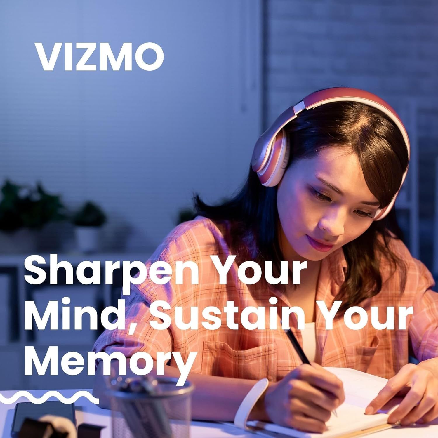 Frau mit Kopfhörern schreibt. Text: Schärfen Sie Ihren Geist, erhalten Sie Ihr Gedächtnis. Aufschrift: VIZMO.