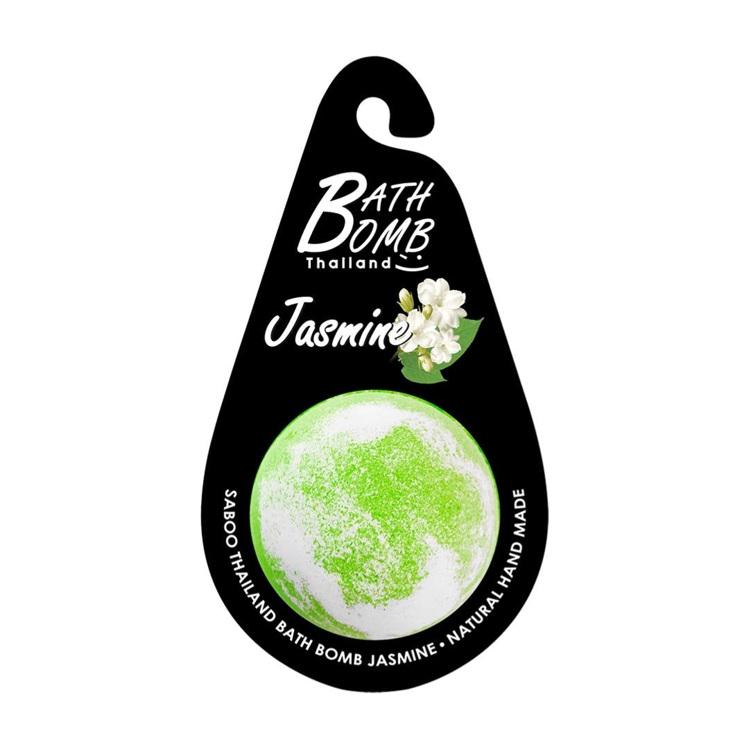 Grüne Badebombe mit Jasmin-Duft. Schwarze Verpackung mit Aufhänger. Marke: SABOO Thailand Bath Bomb.