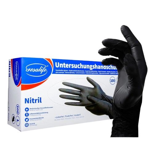 Gesalife Nitril Untersuchungshandschuhe, puderfrei, in einer weißen Box. Schwarze Handschuhe werden von einer Hand gehalten.