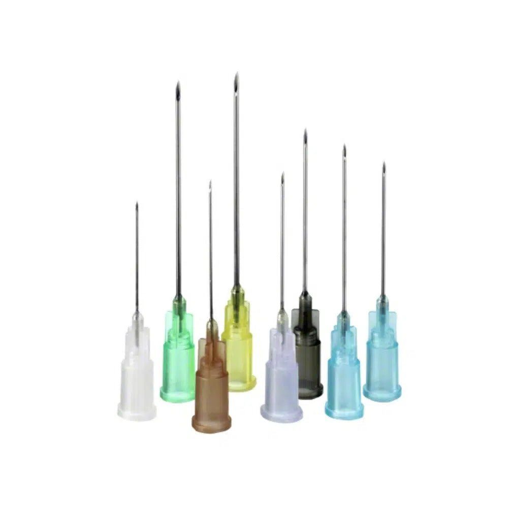 Mehrere Kanülen mit farbigen Ansätzen. Die Nadeln sind aus Metall, die Ansätze in verschiedenen Farben: transparent, grün, braun, gelb, grau und blau.