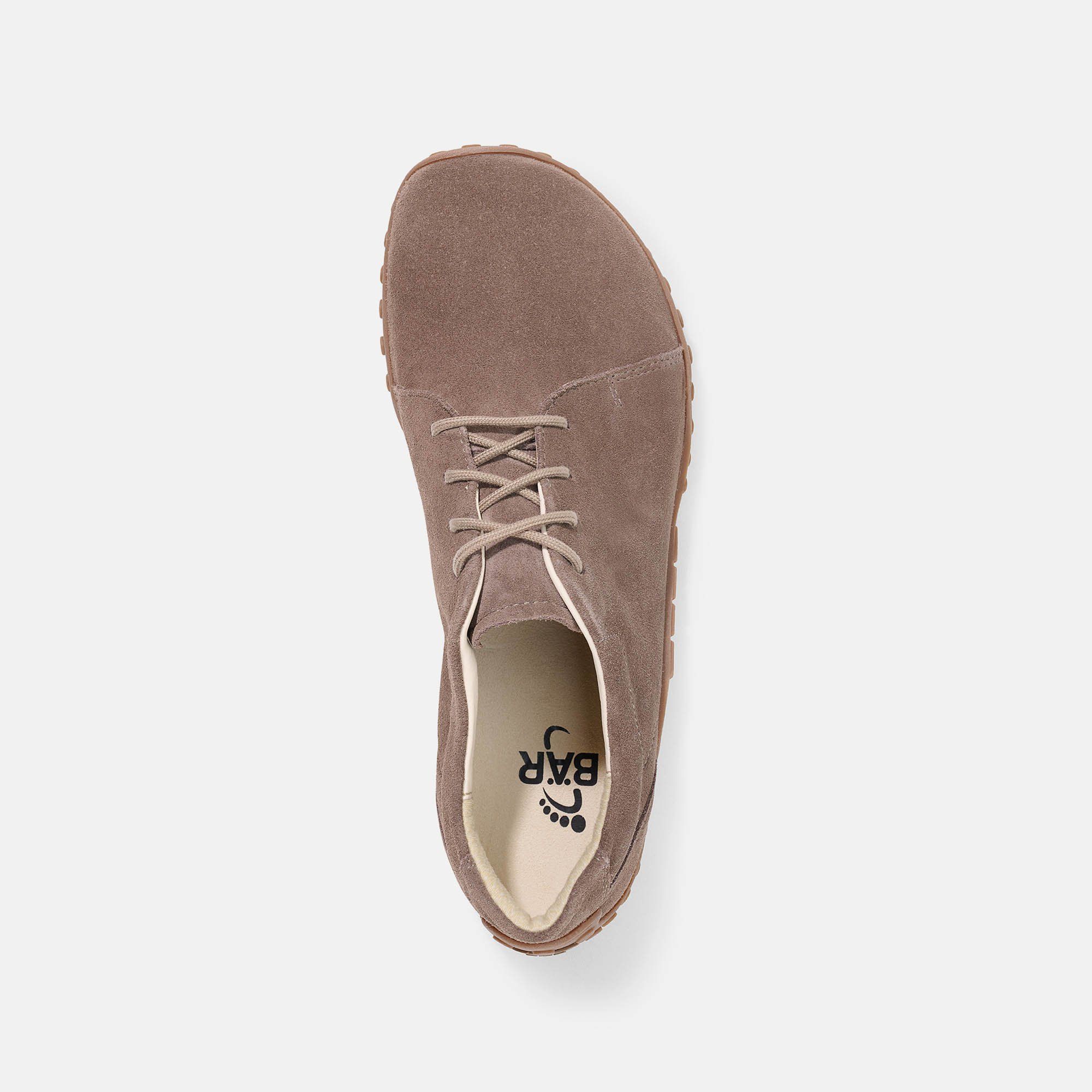 Draufsicht auf einen braunen Wildleder-Schnürschuh. Hellbraune Schnürsenkel. Innensohle mit Logo.