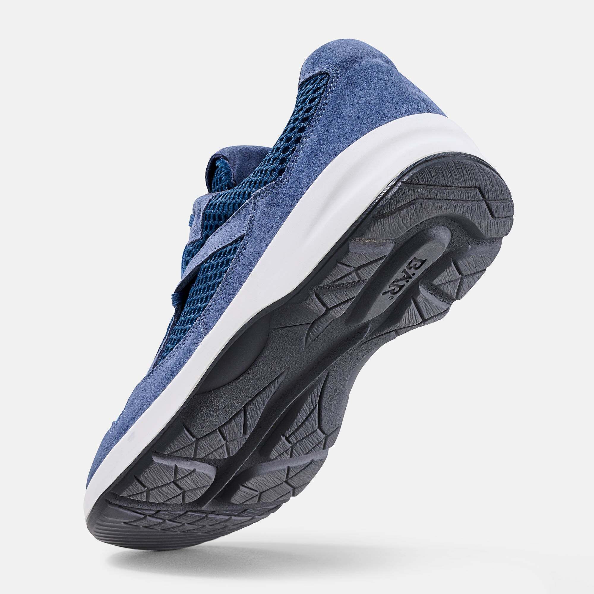 Unteransicht eines blauen Mesh- und Wildleder-Sneakers mit weißer Zwischensohle und schwarzer Laufsohle.