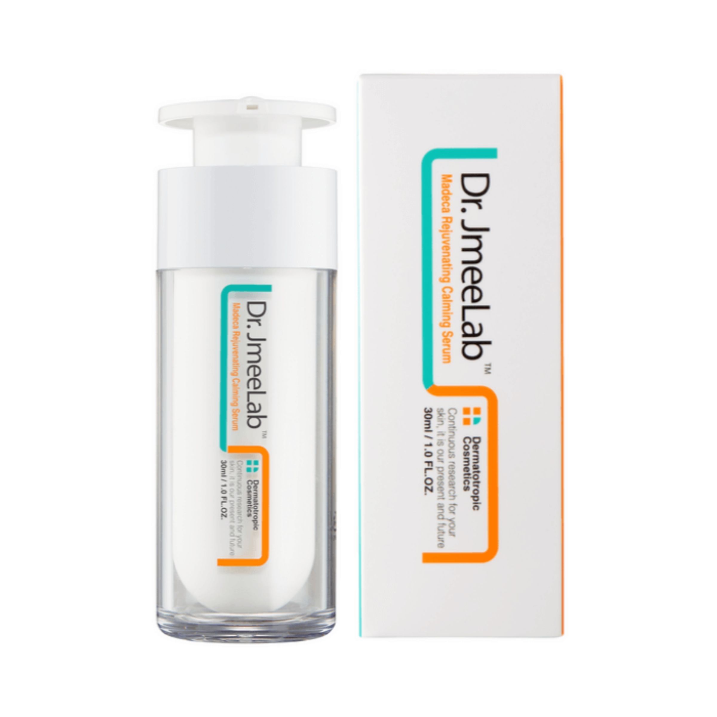 Serumflasche mit Spender und Verpackung. Aufschrift: Dr. JmeeLab, Madeca Rejuvenating Calming Serum. Weiße Flasche, transparente Verpackung.