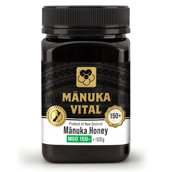 Glas mit Manuka Honig. Schwarzer Deckel. Text: Mānuka Vital, MGO 150+, Produkt aus Neuseeland.