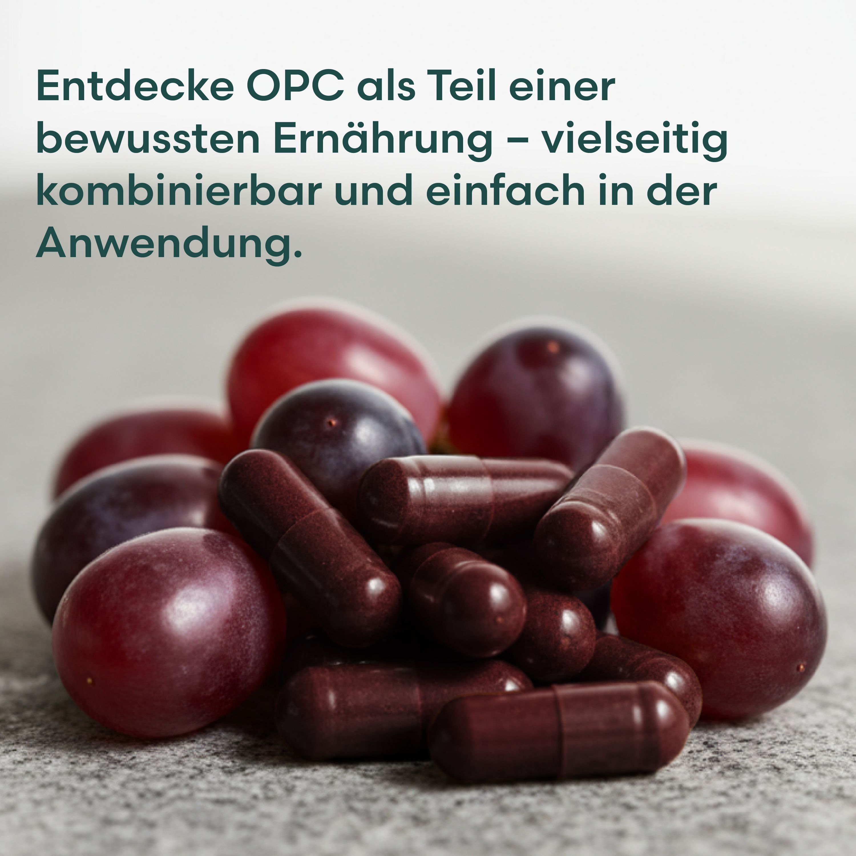 Haufen von braunen Kapseln und roten Trauben. Keine Verpackung sichtbar.