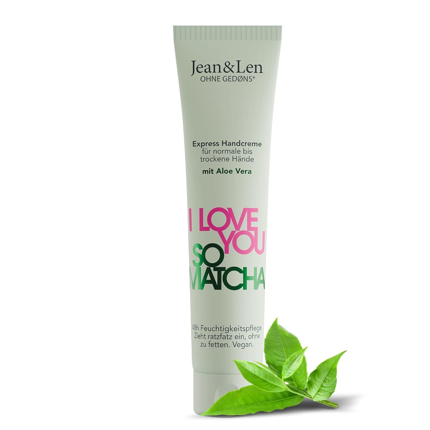Handcreme-Tube mit Text: I Love You So Matcha. Mit Aloe Vera. Grüne Blätter. Helle Tube mit grünem und pinkem Text.