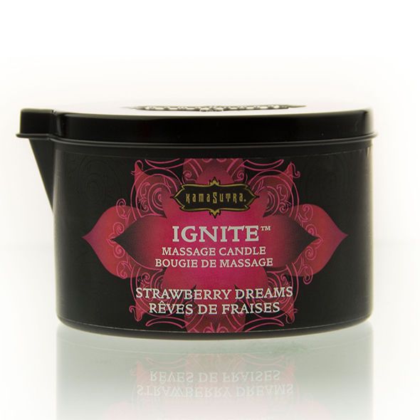 Schwarze Kerze mit Aufschrift: Ignite Massage Candle Strawberry Dreams. Roter Aufkleber. Rechteckige Form.