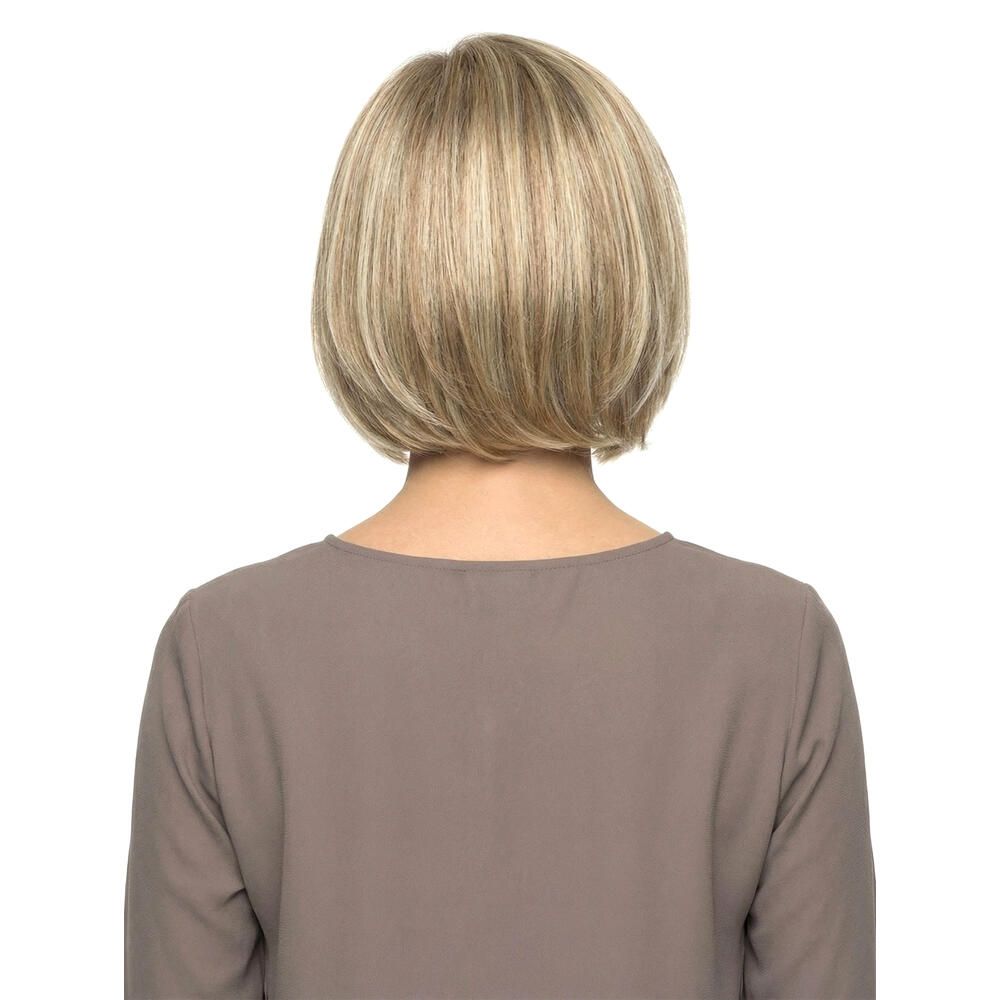 Blonde Perücke mit kurzem, gestuftem Schnitt. Rückansicht. Die Frau trägt ein braunes Oberteil.
