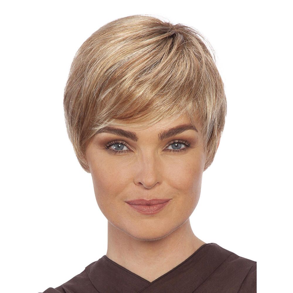 Kurzhaarperücke, blond mit Strähnen. Frontale Ansicht einer Frau mit braunem Oberteil.