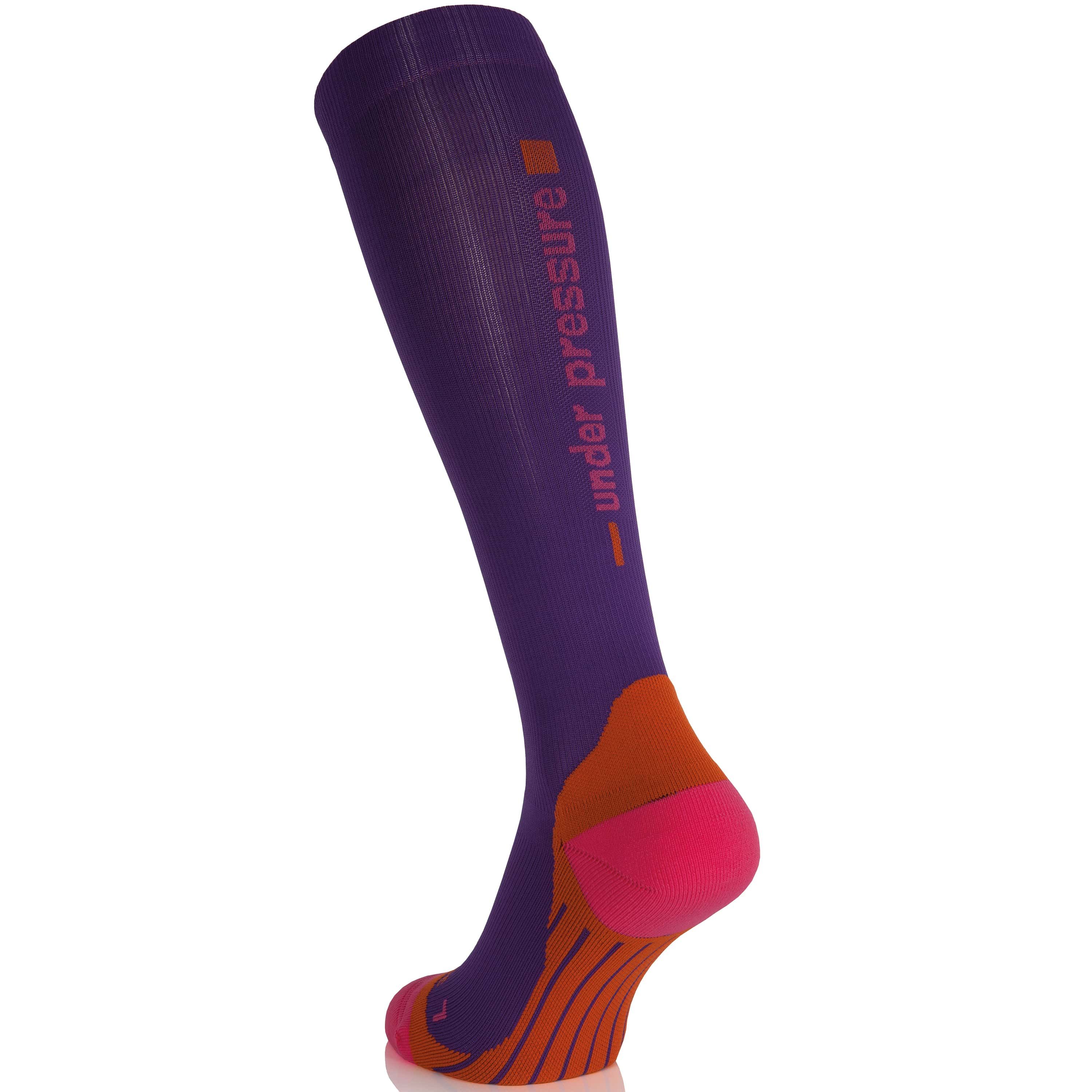 Kompressionsstrumpf, violett-orange-pink. "under pressure" Schriftzug. Kniehoch, mit Kompressionszonen.
