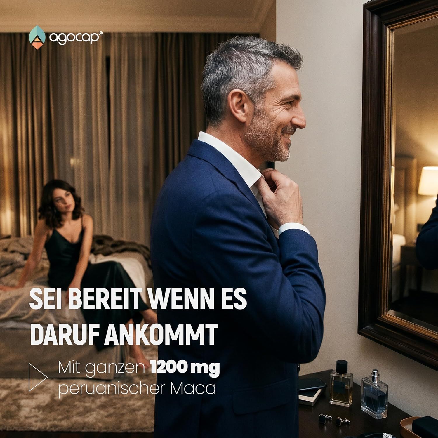 Mann im Anzug richtet seine Krawatte vor einem Spiegel. Eine Frau sitzt im Hintergrund auf einem Bett.