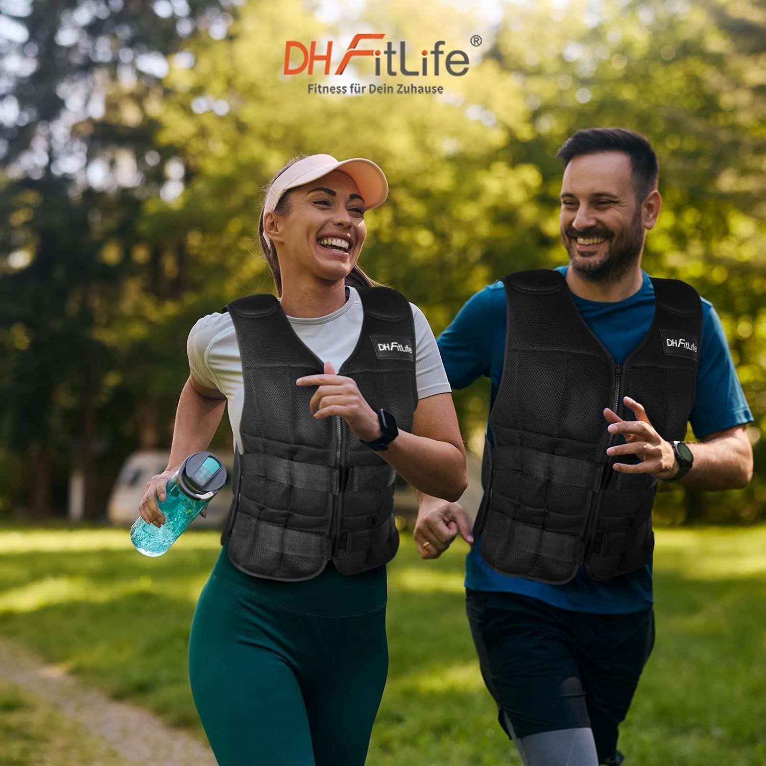 Zwei Personen joggen mit schwarzen Gewichtswesten. DH FitLife Logo sichtbar. Grünanlage.