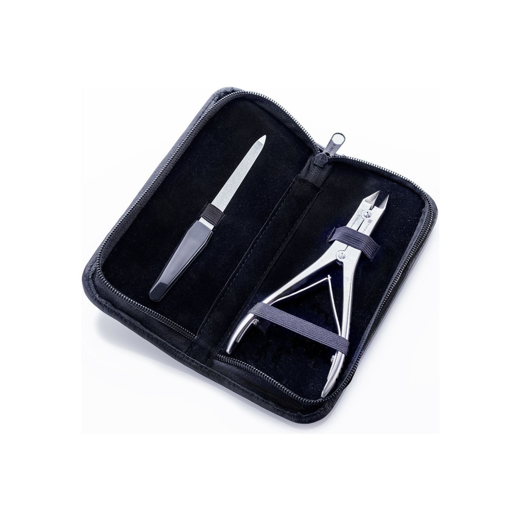Etui mit Nagelfeile und Nagelzange. Schwarzes Etui mit Reißverschluss. Zange mit doppeltem Gelenk, silberfarben. Feile aus Metall.