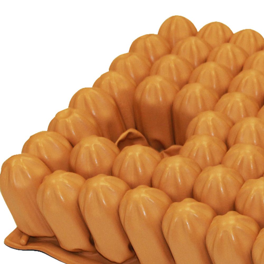 Orange Akupressurmatte mit vielen kleinen Spitzen.