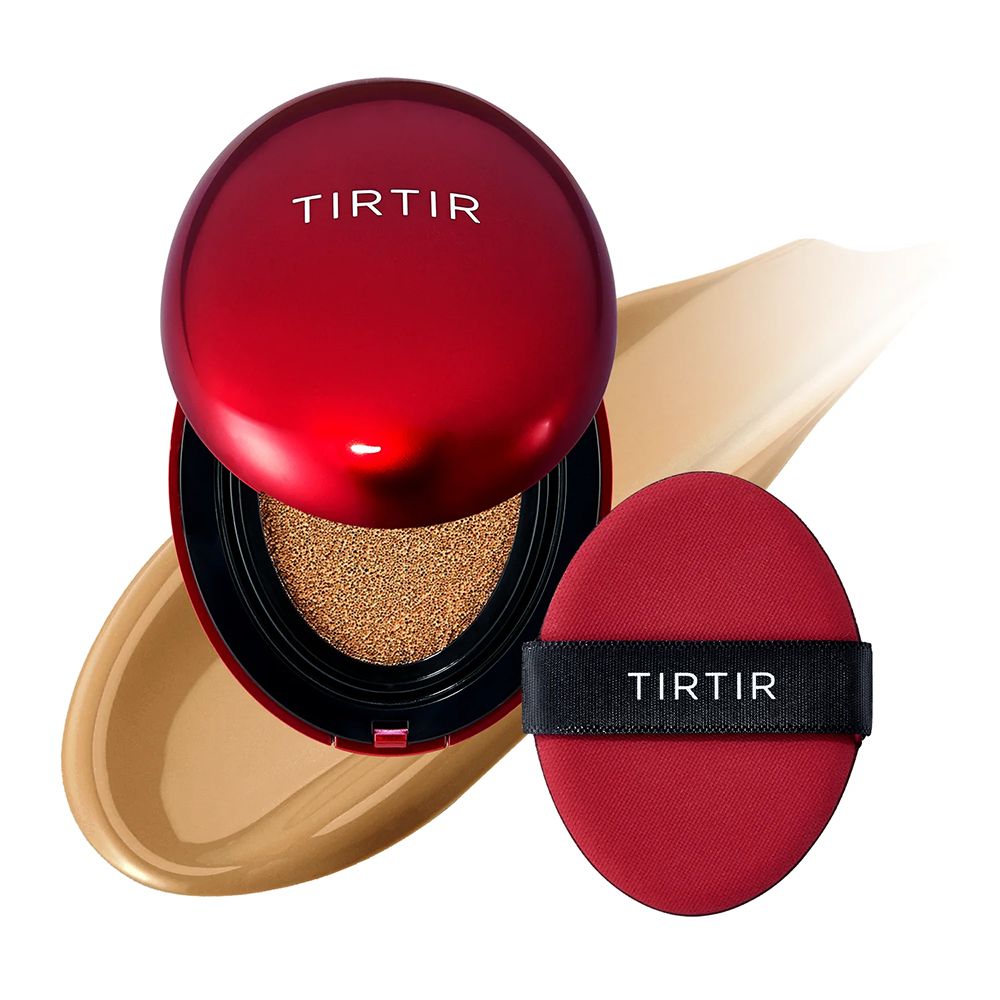 Geöffnete TIR TIR Cushion Foundation Dose mit Applikator und Foundation-Schwamm.