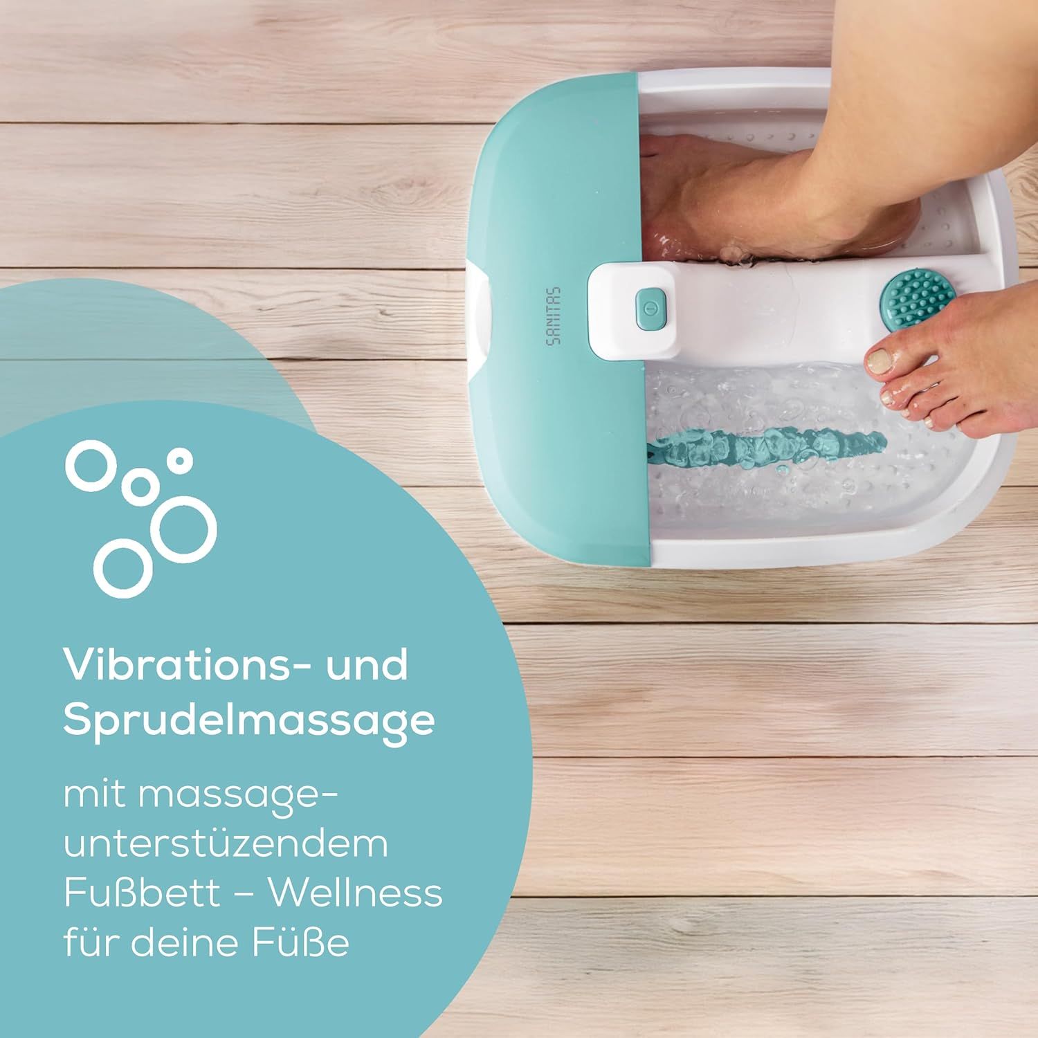 Fußbad mit Wasser, Fuß im Becken. Sanitas-Logo. Text: Vibrations- und Sprudelmassage, Fußbett-Wellness.