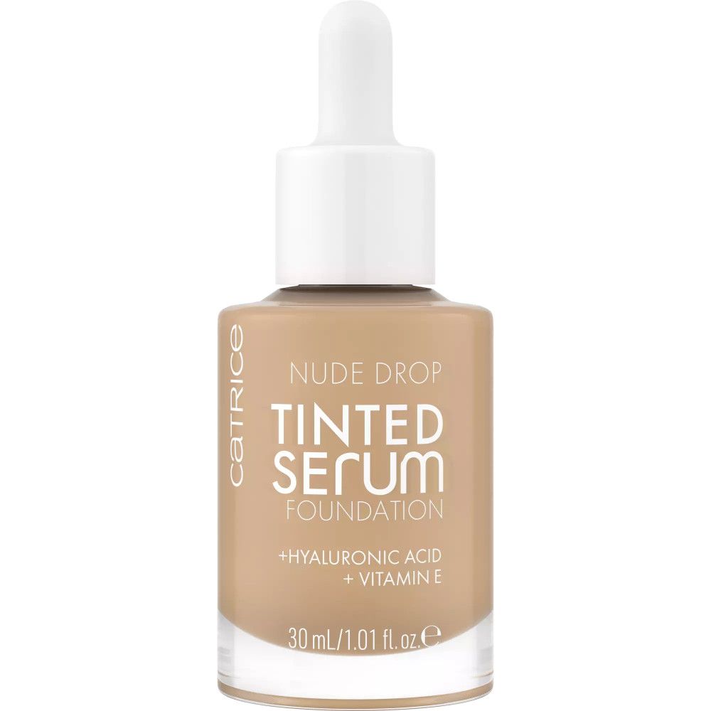 Glasflasche mit Serum. Aufschrift: Nude Drop Tinted Serum Foundation. Mit Pipette.