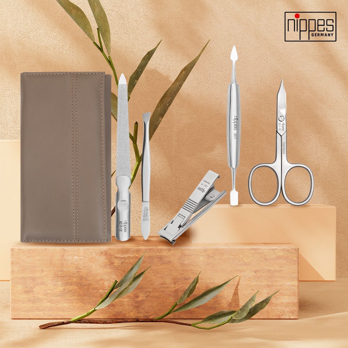 Maniküre-Set mit Etui und Werkzeugen. Enthält Nagelfeile, Nagelknipser, Schere und weitere. Marke nippes. Beige Lederoptik.