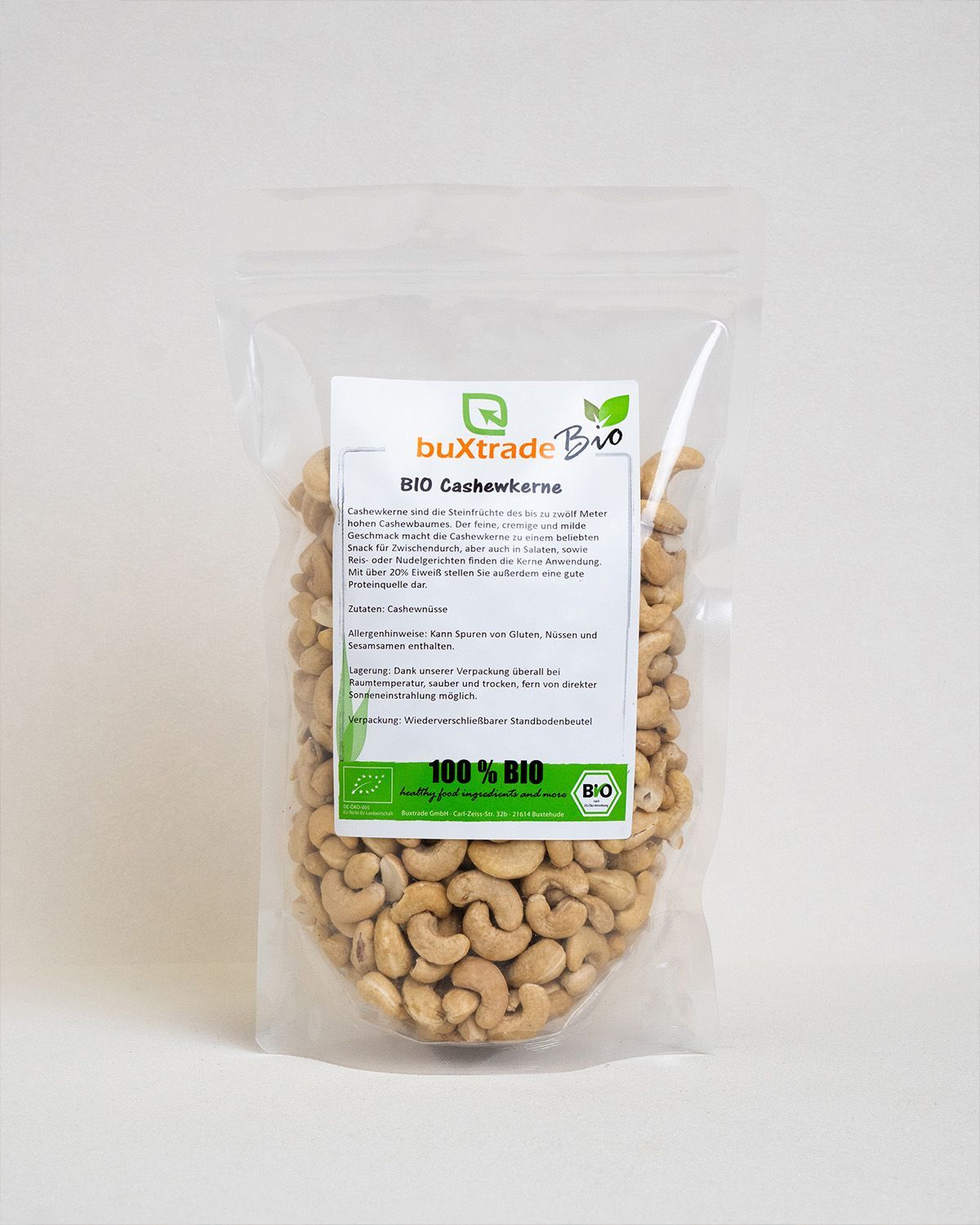 Transparente Verpackung mit buXtrade Bio Cashewkernen. Etikett mit Produktinformationen und Bio-Siegel.