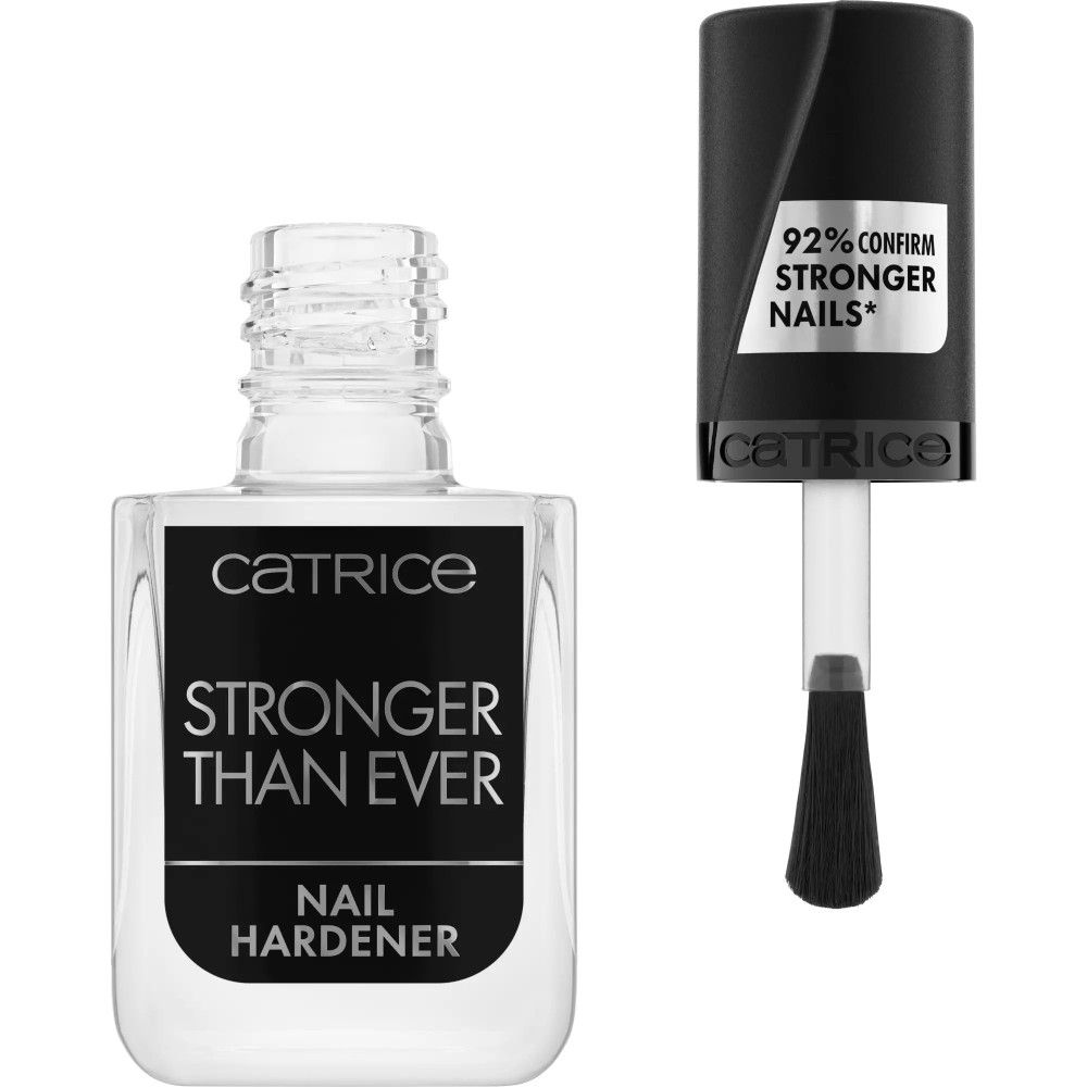 Catrice Nagelverstärker. Klare Flasche mit schwarzem Etikett. Aufschrift: Stronger Than Ever, Nail Hardener. Pinsel sichtbar.