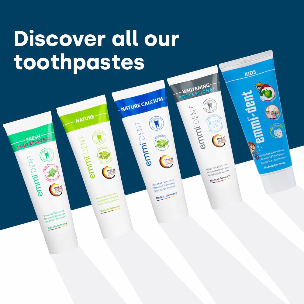 Fünf Zahnpasta-Tuben nebeneinander. Marken: emmi-dent, Fresh Protection, Nature, Nature Calcium, Whitening Professional, Kids.