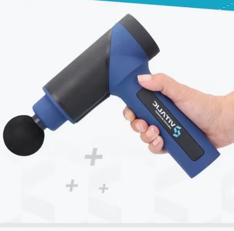 Blaue Massagepistole in Hand gehalten. Schwarzer Massagekopf. VITALIC-Logo auf dem Griff.