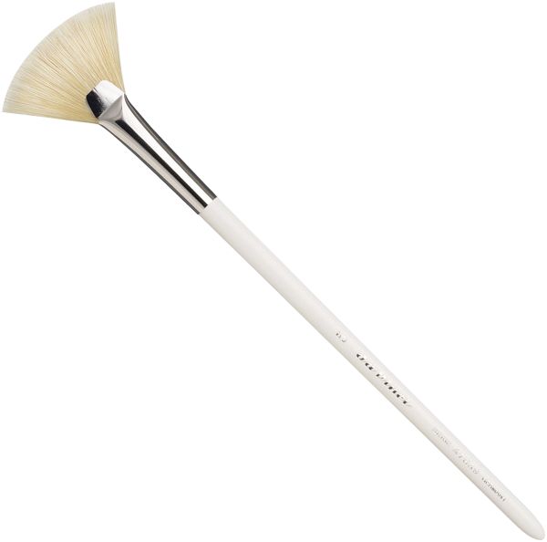 Fächerpinsel mit hellem Borstenkopf und weißem Stiel. Der Pinsel hat einen silberfarbenen Metallansatz. Der Stiel ist beschriftet.