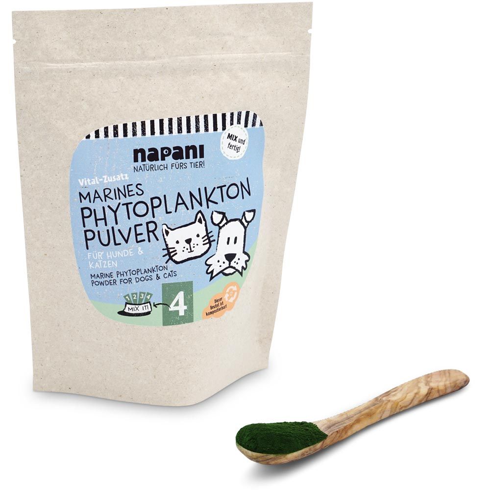 Beutel mit grünem Pulver. Aufschrift: Marines Phytoplankton Pulver für Hunde & Katzen. Ein Löffel mit Pulver daneben.