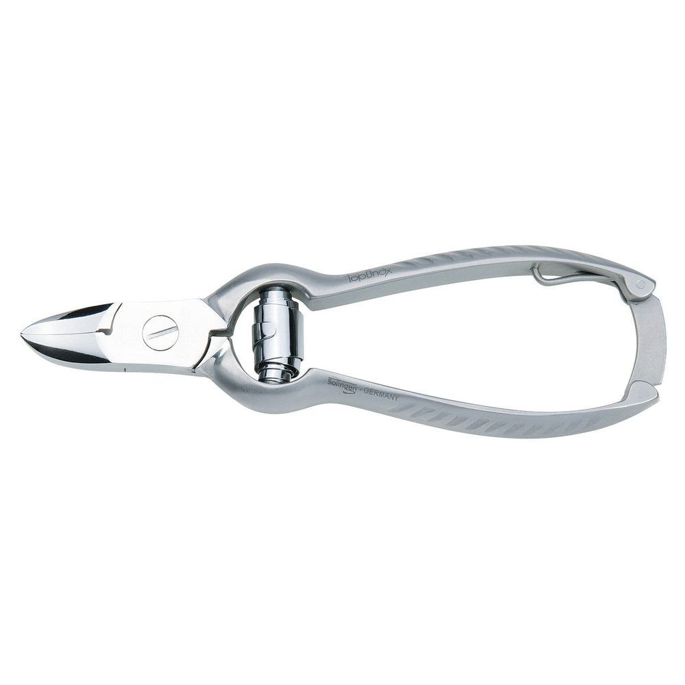 Nagelzange aus Metall. Silberfarben, mit gebogenen Griffen und Schneidkanten. Markierungen auf den Griffen.