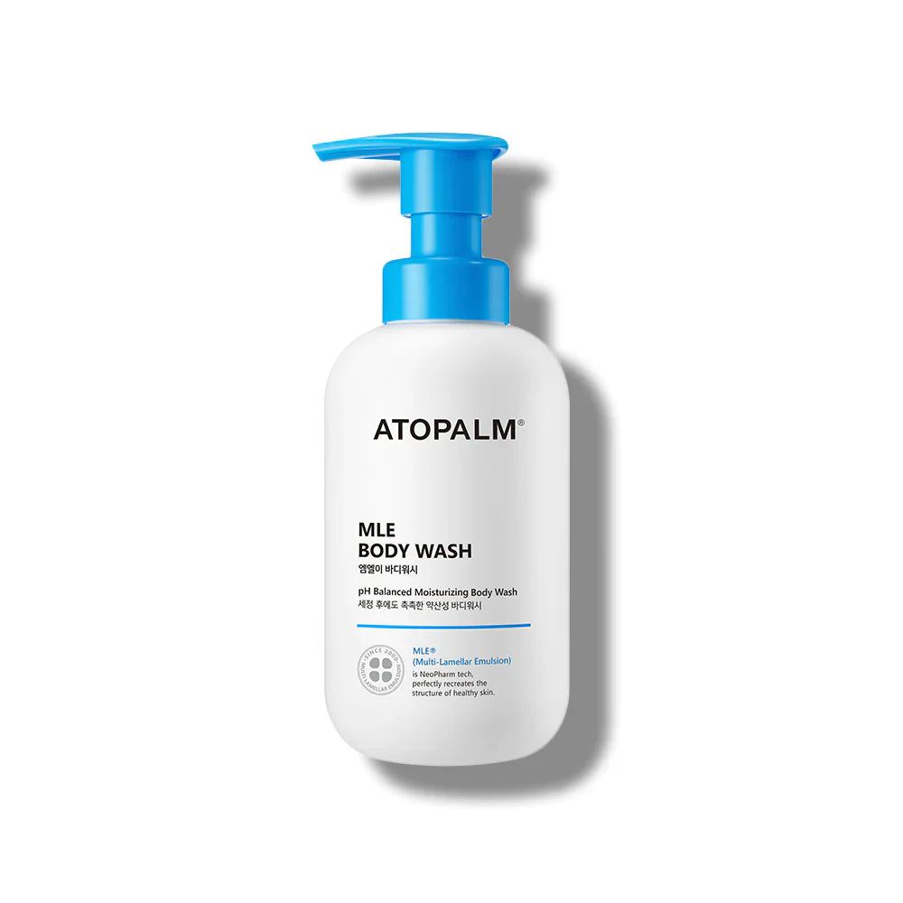 Weiße Flasche mit blauem Pumpkopf. Aufschrift: ATOPALM MLE BODY WASH. pH-ausgeglichene, feuchtigkeitsspendende Körperwäsche.