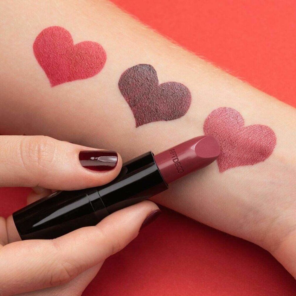 Arm mit drei herzförmigen Lippenstift-Swatches. Ein Lippenstift mit ARTDECO-Logo.