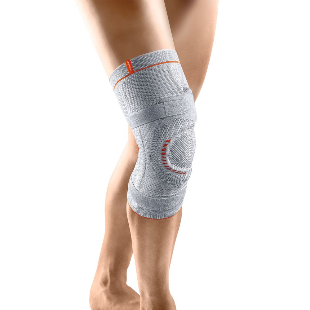 Kniebandage, grau mit orangefarbenen Akzenten. Seitlicher Halbring, Klettverschlüsse. Auf Bein getragen.