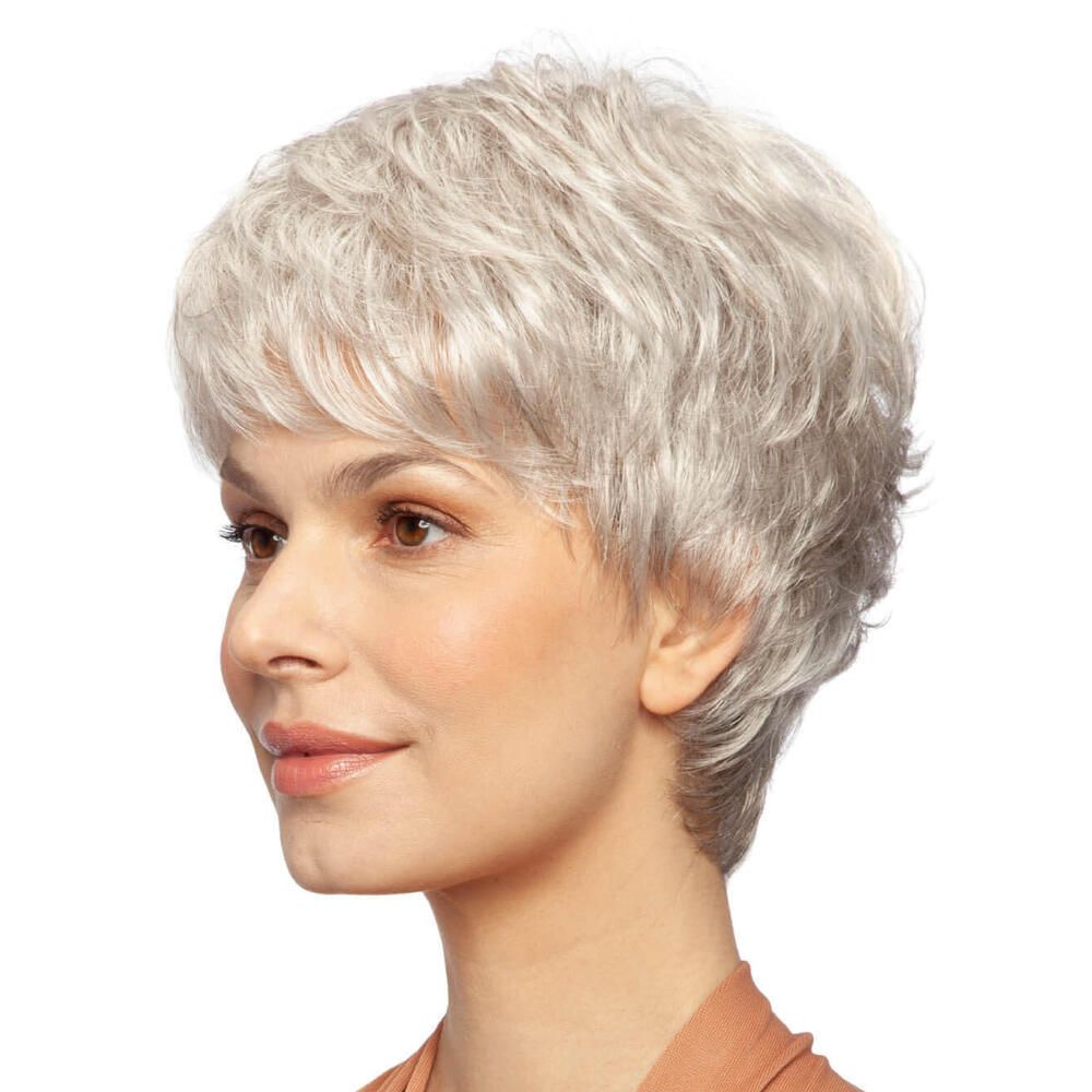 Graue Kurzhaarperücke. Seitenansicht einer Frau mit Perücke. Kurzer, gestufter Schnitt.