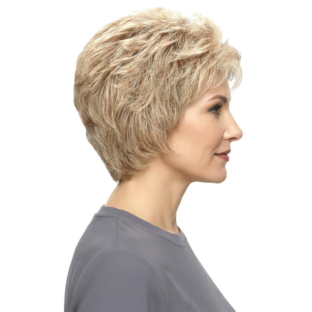 Blonde, gewellte Kurzhaarperücke. Seitenansicht einer Frau mit grauem Shirt.