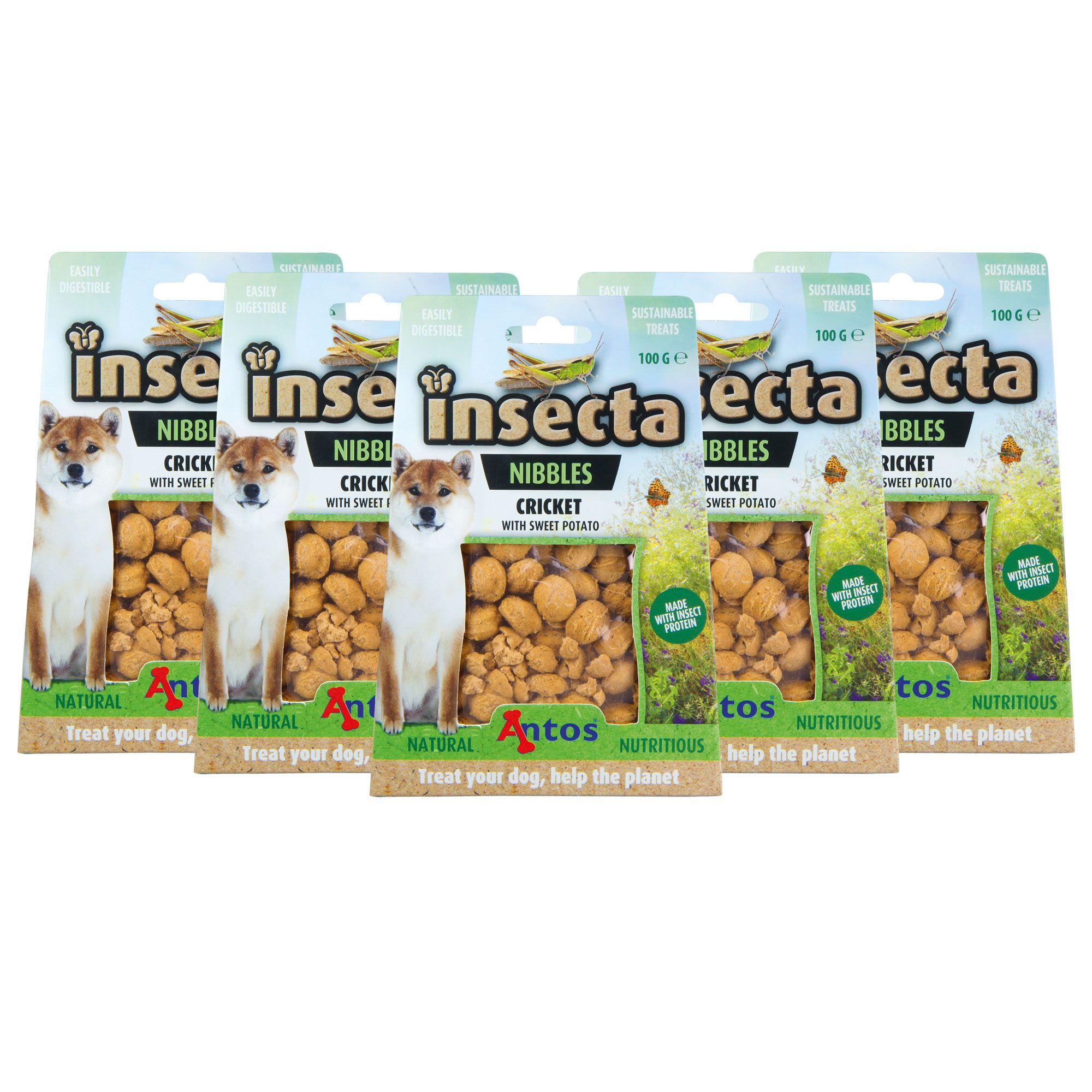 Mehrere Packungen Hundekekse mit Produktnamen Insecta Nibbles Cricket. Aufdrucke: Antos, Natural, Nutritious. Abbildung eines Hundes.