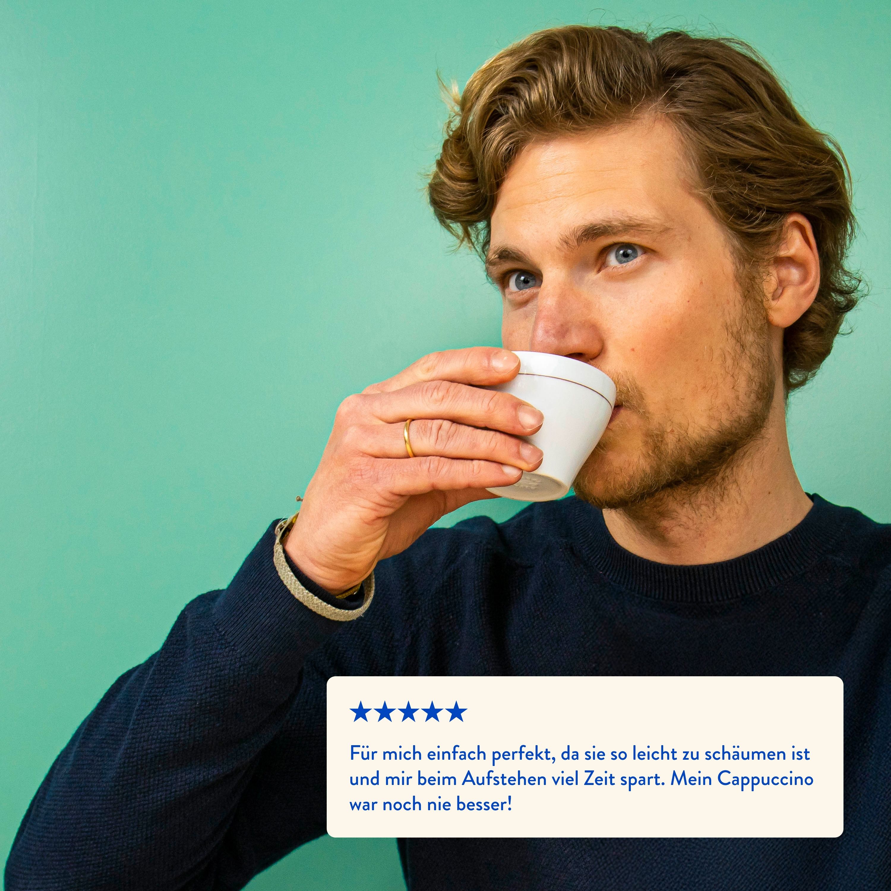 Mann trinkt aus einer Tasse. Sterne-Bewertung und Text: Einfach perfekt, spart Zeit.