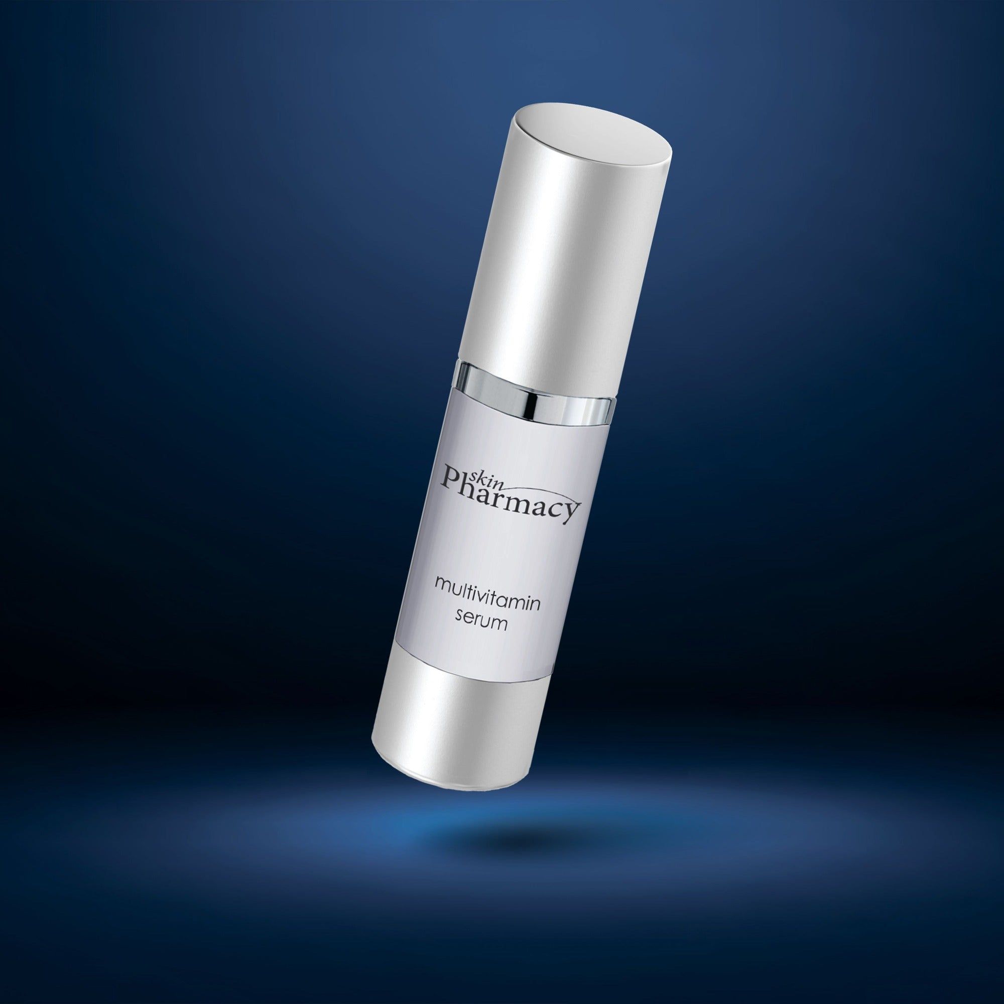 Silberne Flasche mit "skin Pharmacy" und "multivitamin serum" Aufschrift. Blauer Hintergrund.
