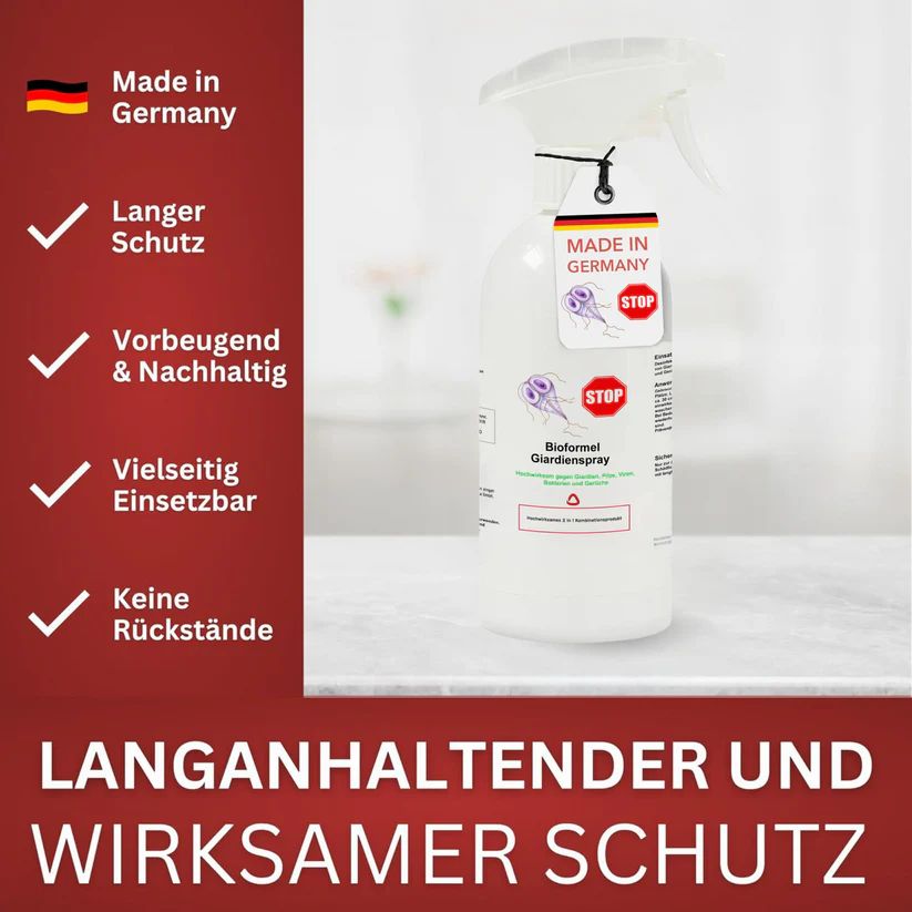 Weiße Sprühflasche mit Sprühkopf. Text: "Bioformel Giardien Spray". Etikett "Made in Germany" und "STOP".