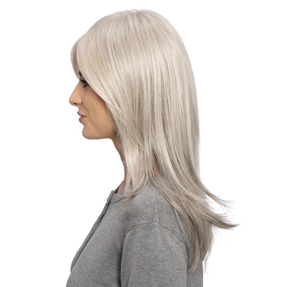 Perücke mit langem, gestuftem Schnitt und Seitenscheitel. Graue Haarfarbe mit dunkleren Spitzen. Profilansicht.