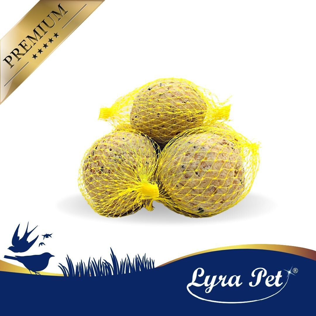 Drei Lyra Pet Meisenknödel mit Netz. Premium-Logo oben links. Gelbe Netze mit Knödeln. Lyra Pet Logo unten rechts.
