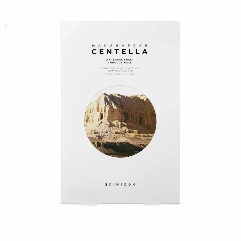 Confezione bianca con nome del prodotto e immagine del paesaggio. Testo: Madagascar Centella Watergel Sheet Ampoule Mask.