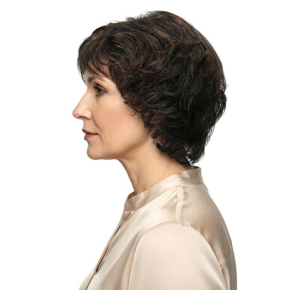 Kurzhaarperücke in Braun. Die Frau trägt ein beiges Oberteil. Profilansicht.