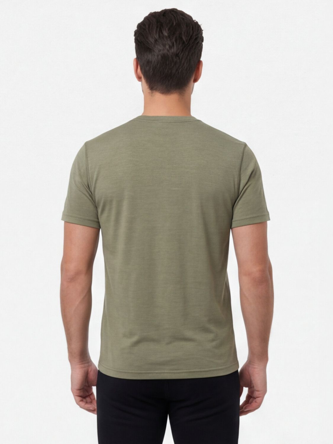 Rückansicht eines Mannes, der ein grünes T-Shirt aus Merinowolle trägt.