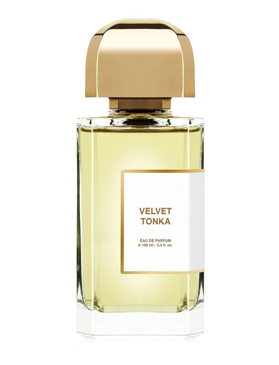 Parfümflakon mit goldfarbenem Verschluss. Auf weißem Etikett: Velvet Tonka, Eau de Parfum. Rechteckige Glasflasche mit goldfarbenem Rand.