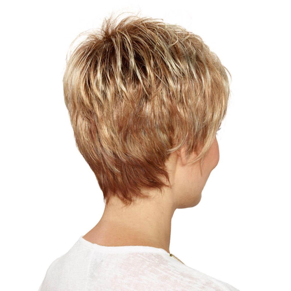 Kurzhaarperücke, blond-meliert. Rückansicht einer Frau mit weißem Oberteil.